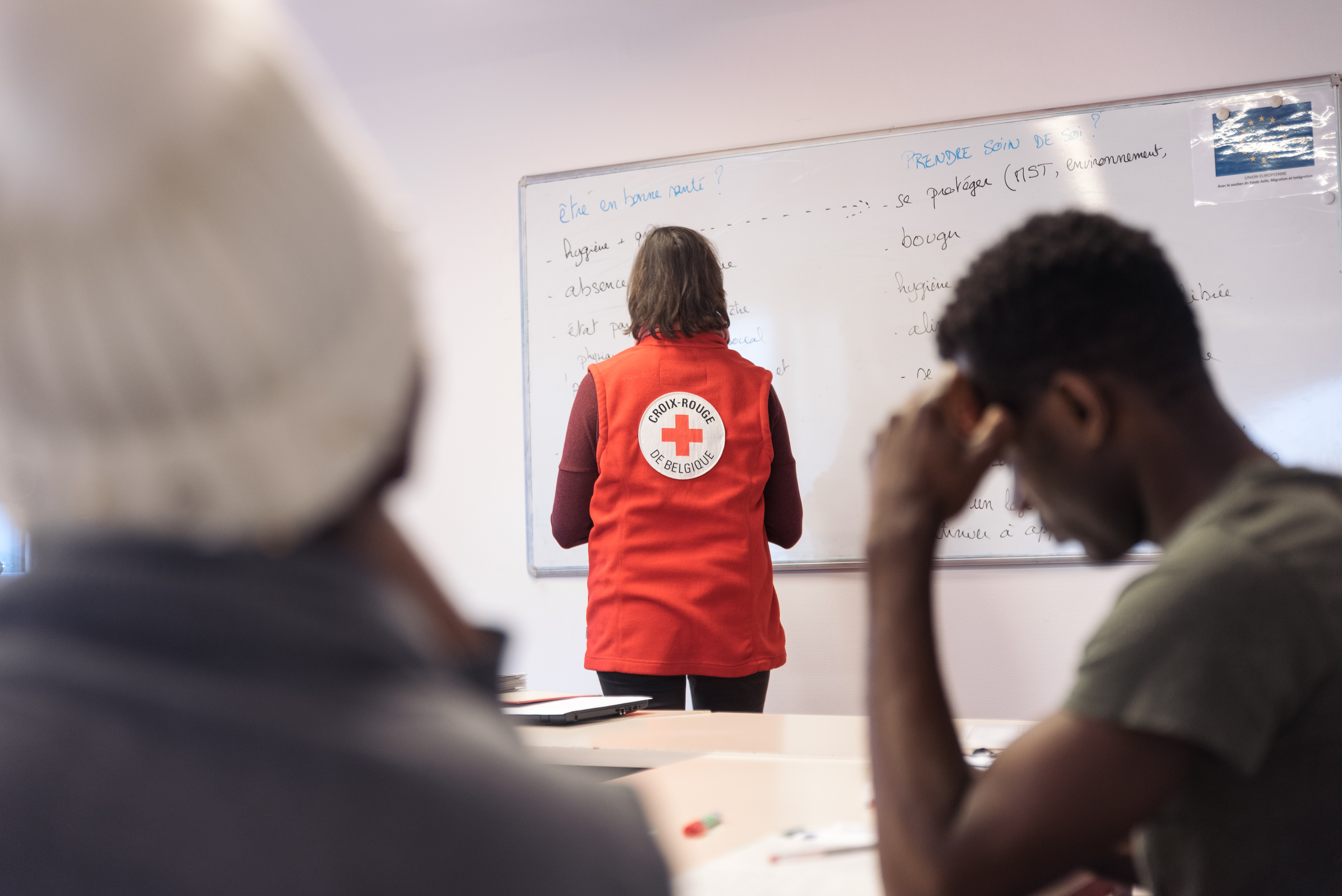 2 jeunes migrants suivant un cours de français à la Croix rouge de Namur